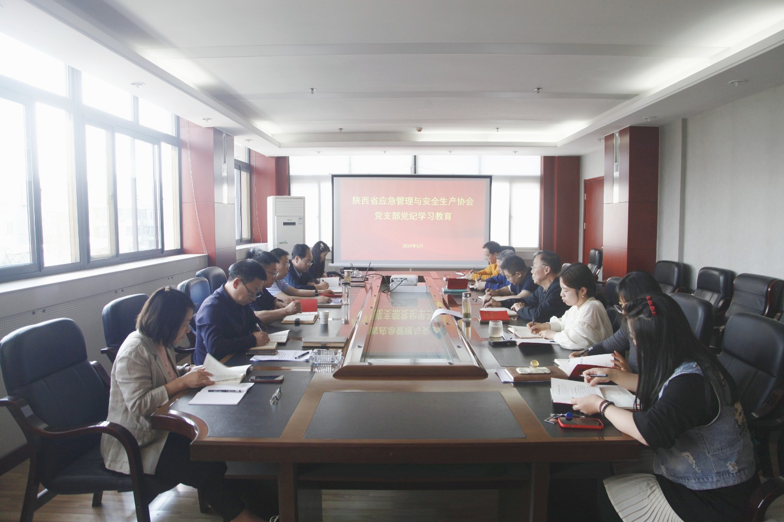 陜西省應(yīng)急管理與安全生產(chǎn)協(xié)會(huì)黨支部召開(kāi)黨紀(jì)學(xué)習(xí)教育專(zhuān)題會(huì)議